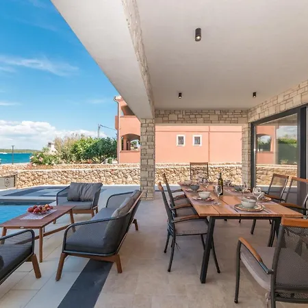 Vila Beautiful Royal House 1 & 2