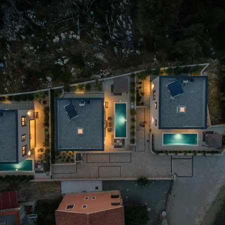 Vila Beautiful Royal House 1 & 2 *