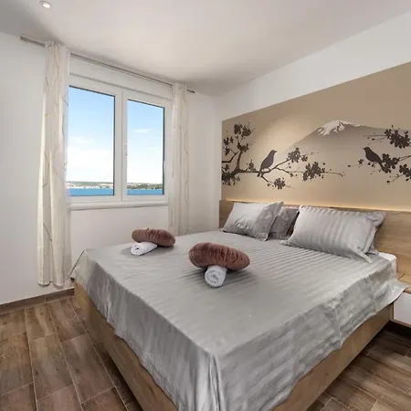 Vila Beautiful Royal House 1 & 2 *