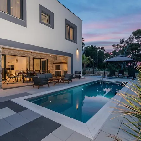 Beautiful Royal House 1 & 2 Vila