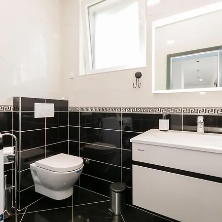 Vila Beautiful Royal House 1 & 2 *